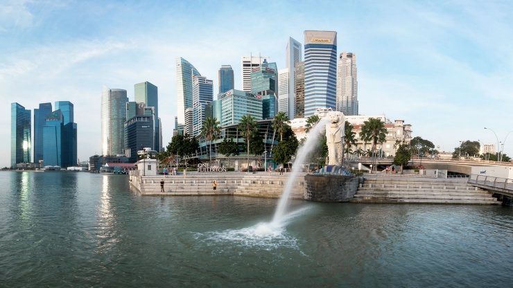 新加坡天际线和位于滨海湾的鱼尾狮雕像的广角镜头