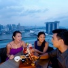 三位好友在 LeVeL33 顶层的壮美风景中用餐