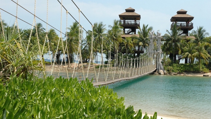 巴拉湾海滩的吊桥