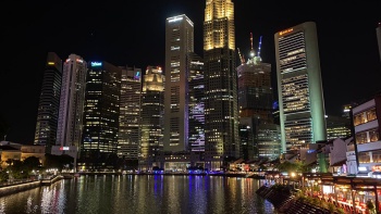 夜间的克拉码头中心和新加坡河