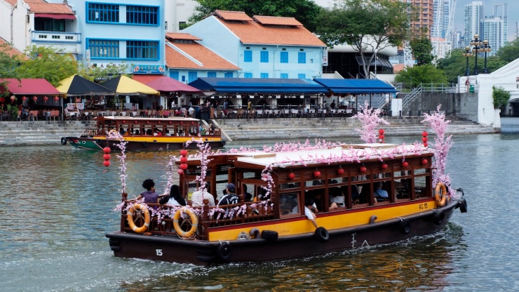 新加坡河驳船游的游客