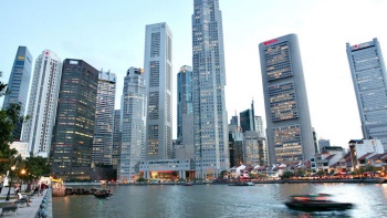 中央商业区天际线和模糊的新加坡河驳船游