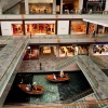 滨海湾金沙购物商城内景，可看到室内运河上的舢舨游船