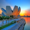 位于新加坡滨海湾金沙的艺术科学博物馆 (ArtScience Museum™) 在落日余晖中呈现出独特的莲花轮廓