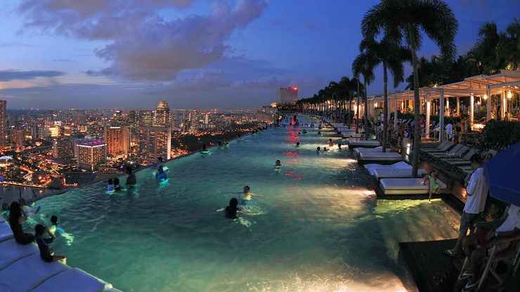 从滨海湾金沙空中花园无边际泳池俯瞰夜色中新加坡的天际线。
