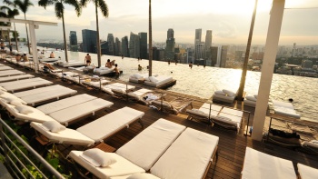 午后，滨海湾金沙空中花园无边际泳池俯瞰新加坡天际线