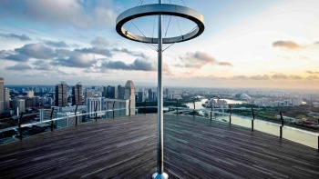 从金沙空中观景台 (Sands Skypark Observation Deck) 欣赏 360 度无遮挡新加坡全景