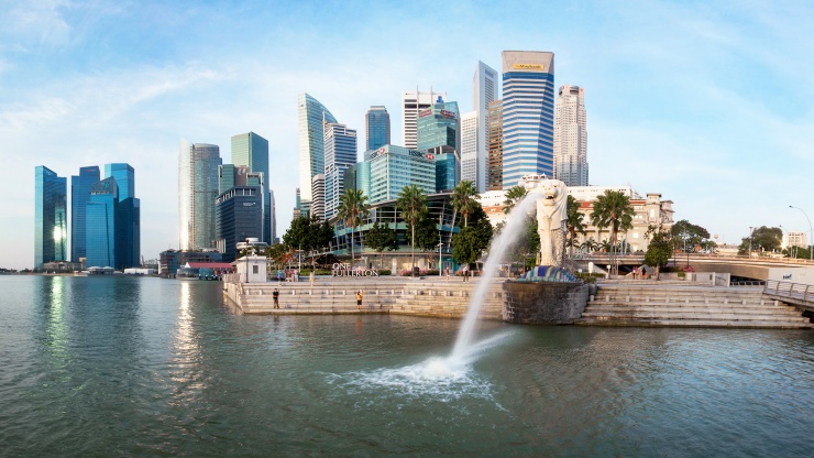 鱼尾狮，背景是新加坡中央商业区的天际线