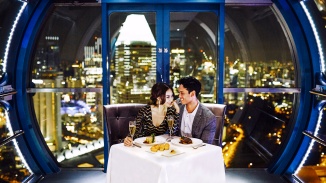情侣在新加坡摩天观景轮观景舱内享用“星空漫宴”