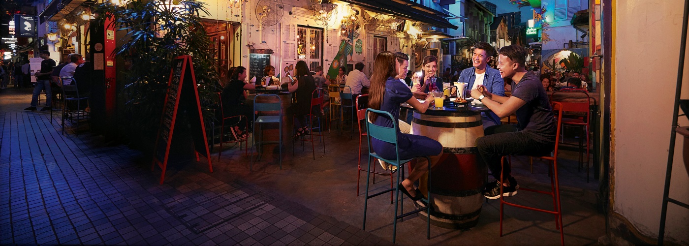 夜晚，向洋和朋友们在哈芝巷的蓝爵咖啡馆 (Blu Jaz Café) 户外小聚