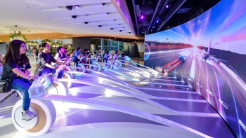 星耀樟宜机场——樟宜时空体验馆内的刺激跑道比赛（Amazing Runway，模拟波音飞机与保时捷的比赛）项目