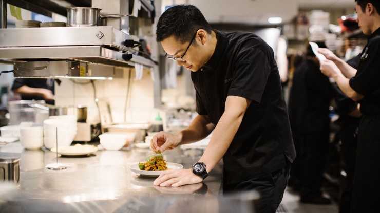 李小明在厨房内烹制的每一道菜，都凝聚了他的无限热情与心血。这位米其林星级大厨坚信：美食，永远是人与人之间联系的桥梁。