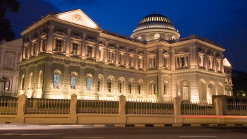 夜色中被照亮的新加坡国家博物馆外观