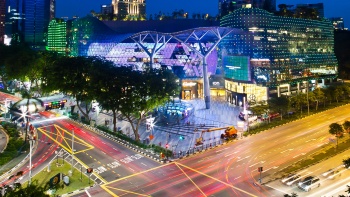 爱雍·乌节购物中心及户外交叉路口的夜景。