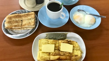 东亚餐室的传统新加坡式早餐