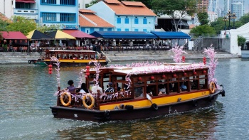 新加坡河上的传统驳船