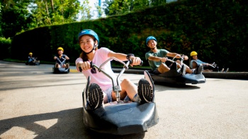 人们在斜坡滑车 (Skyline Luge Sentosa) 玩卡丁车