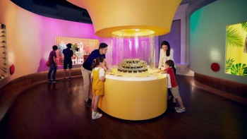 一家人在新加坡国家博物馆内游玩