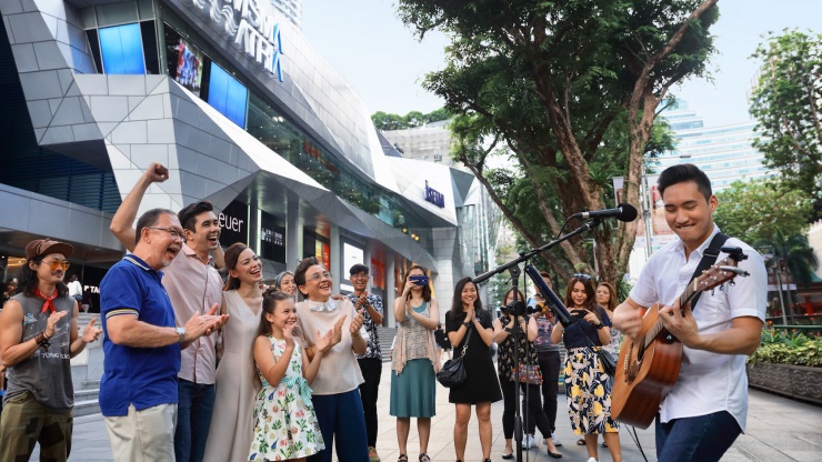 一家人在乌节路观赏街头艺人的精彩表演