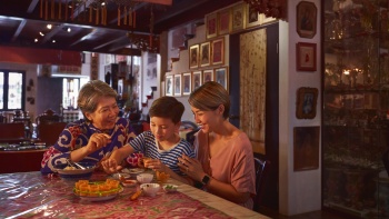 一家人在娘惹博物馆 The Intan 里学习如何制作小金杯 (kueh pie tee)