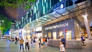 夜晚,聚集在文华购物廊 “安普里奥·阿玛尼” 精品店外的购物者
