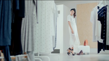 模特儿身上的白色连衣裙就是吴婉君的设计杰作