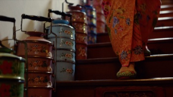 身穿传统土生华人卡巴雅服饰的女士走下台阶