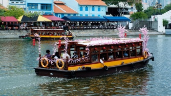 新加坡河驳船漫游。