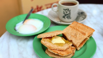 咖椰土司、半生熟蛋和一杯热 kopi 的特写镜头