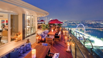 以新加坡摩天观景轮为背景的屋顶 Ce La Vi 餐馆风光