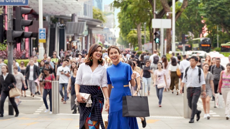 女士们穿着本地品牌的服饰在乌节路购物