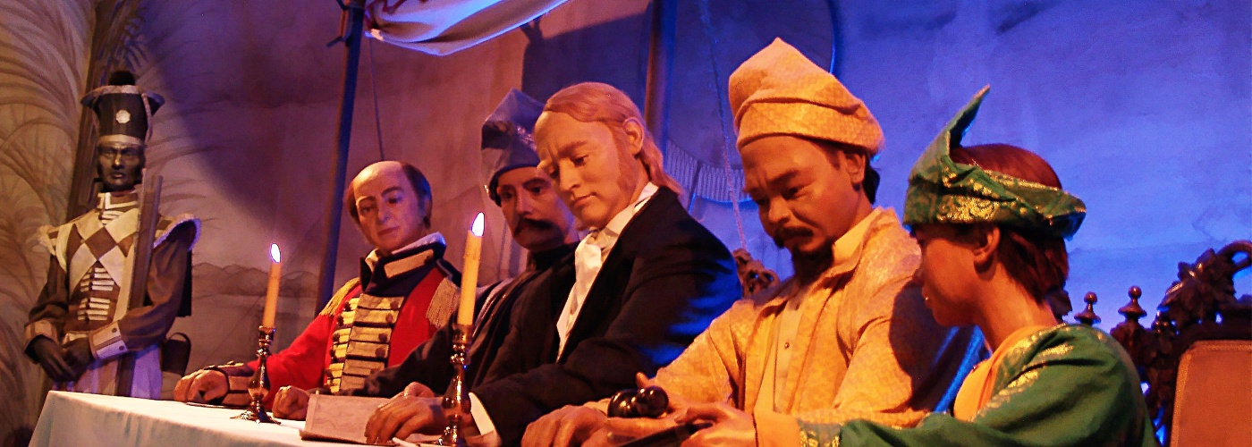 史丹福.莱佛士 (Stamford Raffles) 、天猛公阿卜杜尔·拉赫曼 (Temenggong Abdu'r Rahman) 以及柔佛苏丹胡先沙苏丹 (Sultan Hussein Shah) 的蜡像展览 