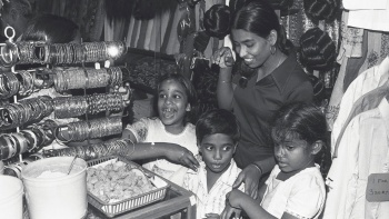 现代印度人家庭在家里边吃小食边聊天