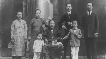 新加坡早期土生华人家庭的黑白全家福