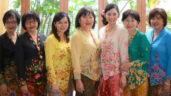 A row of Singaporean Peranakan women in traditional Nonya Kebaya outfits 