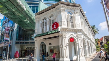 乌节门商场 (Orchard Gateway) 对面的新加坡旅客询问中心