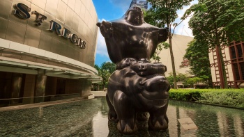 位于新加坡瑞吉酒店之外、由李真打造的骑龙菩萨雕像