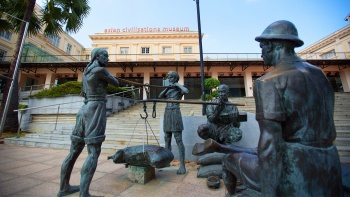 亚洲文明博物馆前面的雕塑，描述曾在新加坡河两岸开展的活动