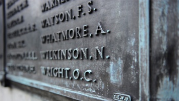 世界大战阵亡战士纪念碑上参与战争的战士名字