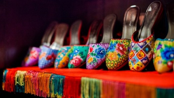 色彩斑斓的娘惹珠绣鞋