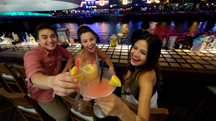 三名好友在克拉码头饮酒