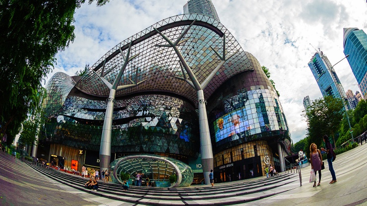 爱雍·乌节购物中心 (ION Orchard) 内景的广角镜头