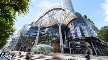 爱雍·乌节购物中心 (ION Orchard) 内景的广角镜头