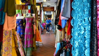 甘榜格南店铺外陈列的布料和走廊景观